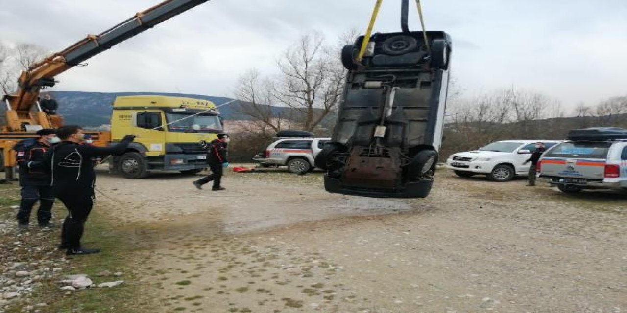 Otomobil gölete uçtu, sürücü ve eşi hayatını kaybetti