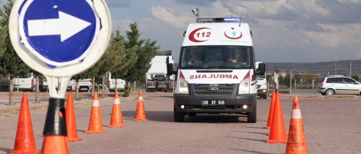 Ambulans sürücüleri parkurun tozunu attırdı