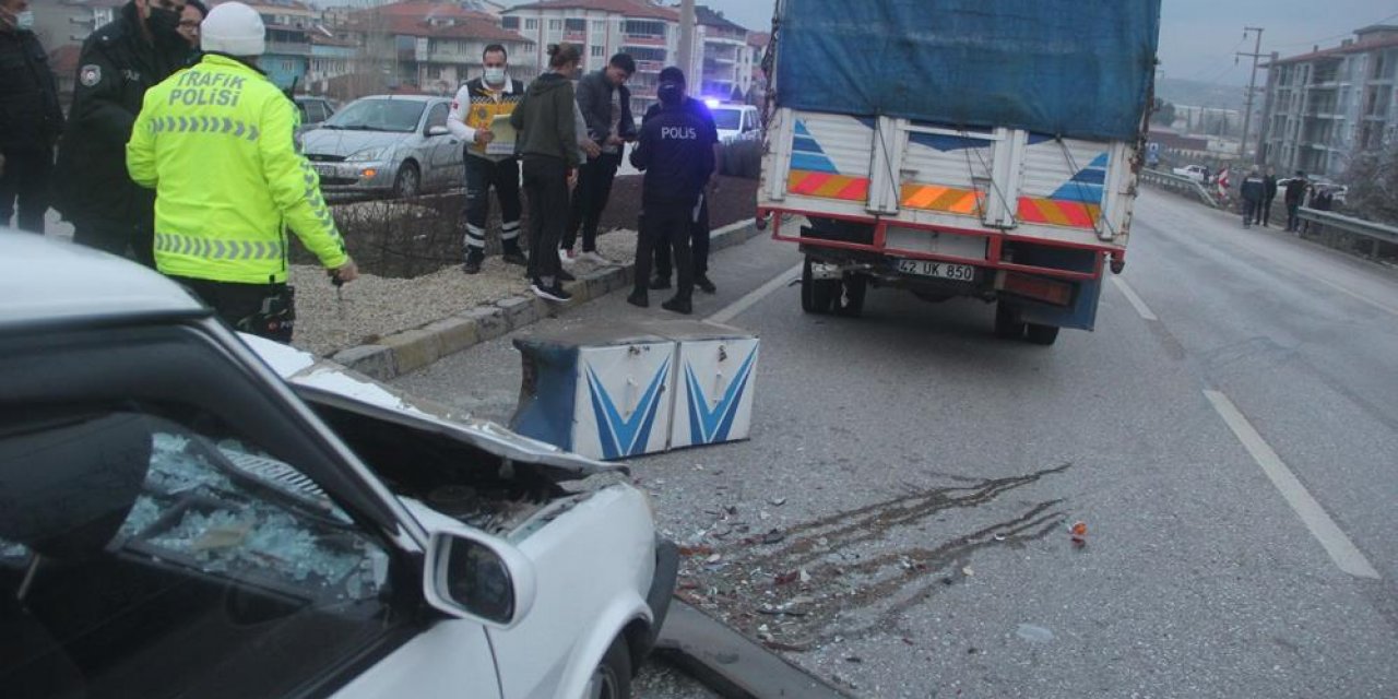 Otomobil, kırmızı ışıkta bekleyen Konya plakalı TIR’a çarptı: 5 yaralı