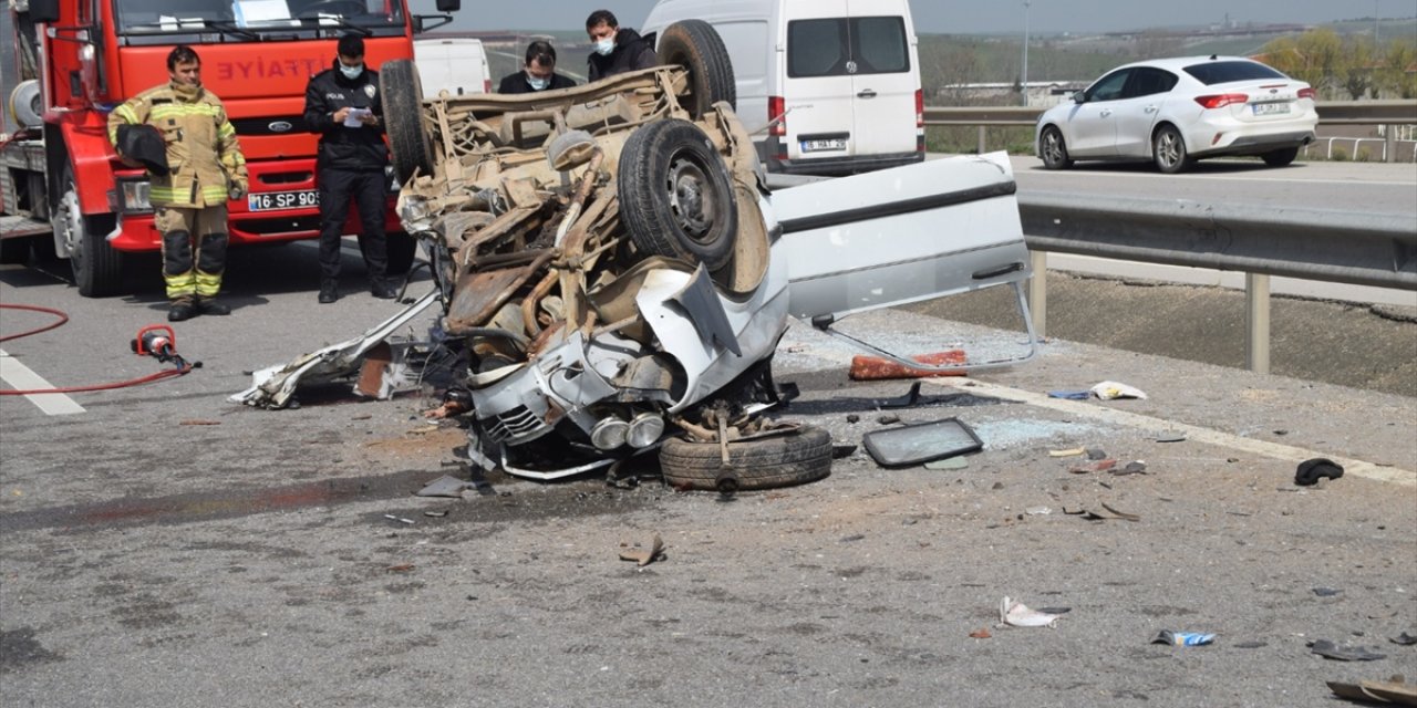 Hafif ticaret araçla çarpışan otomobil bu hale geldi: 1 ölü, 3 yaralı