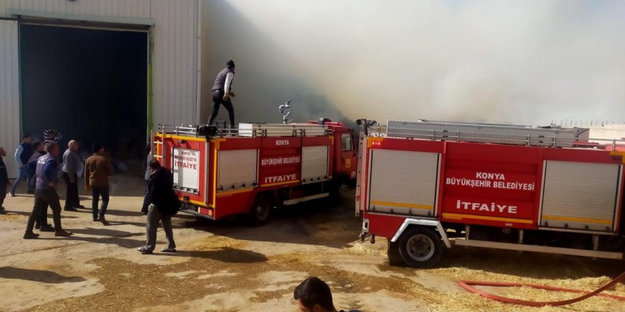 Konya'daki besihanede yangın paniği! Saman balyaları tutuştu