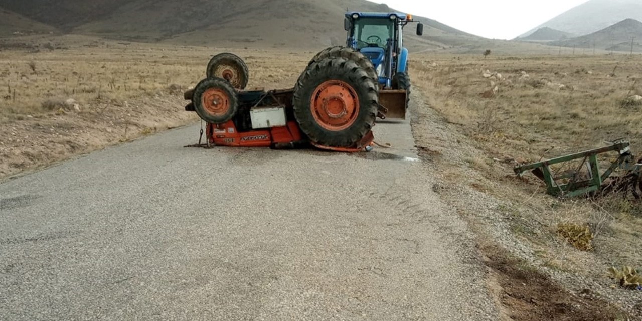 Devrilen traktörün altın kalan sürücü öldü, genç kızı yaralandı