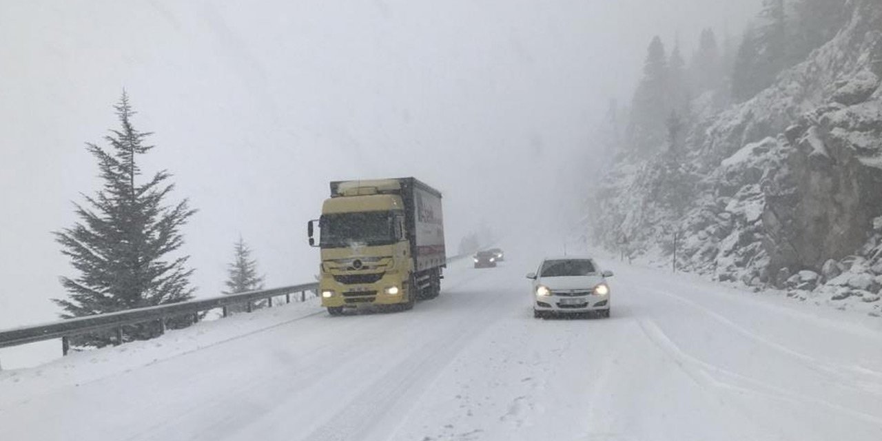 Alacabel bembeyaz oldu! Yoğun karda kayan tırlar Konya-Antalya yolunu kapattı