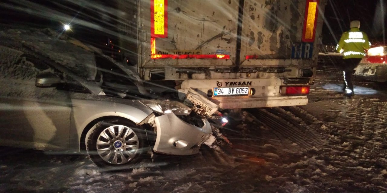 Konya’da otomobil TIR’a çarptı, 2 kişi ölümden döndü