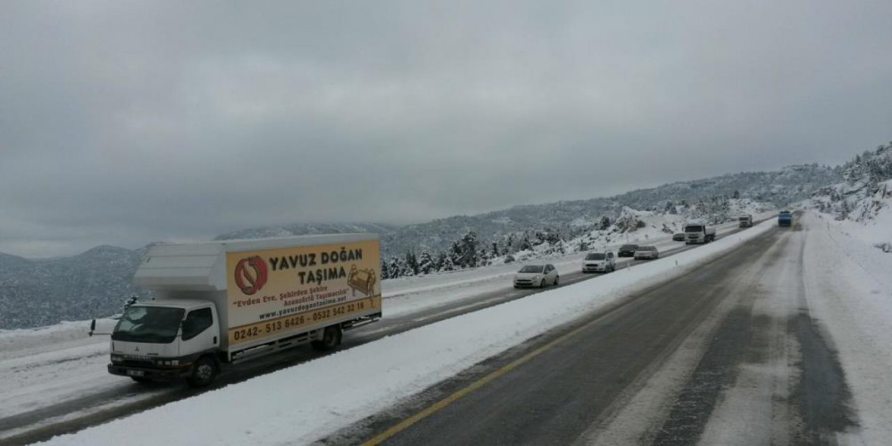 Konya-Antalya karayolunda kar nedeniyle duran trafik yeniden normale döndü