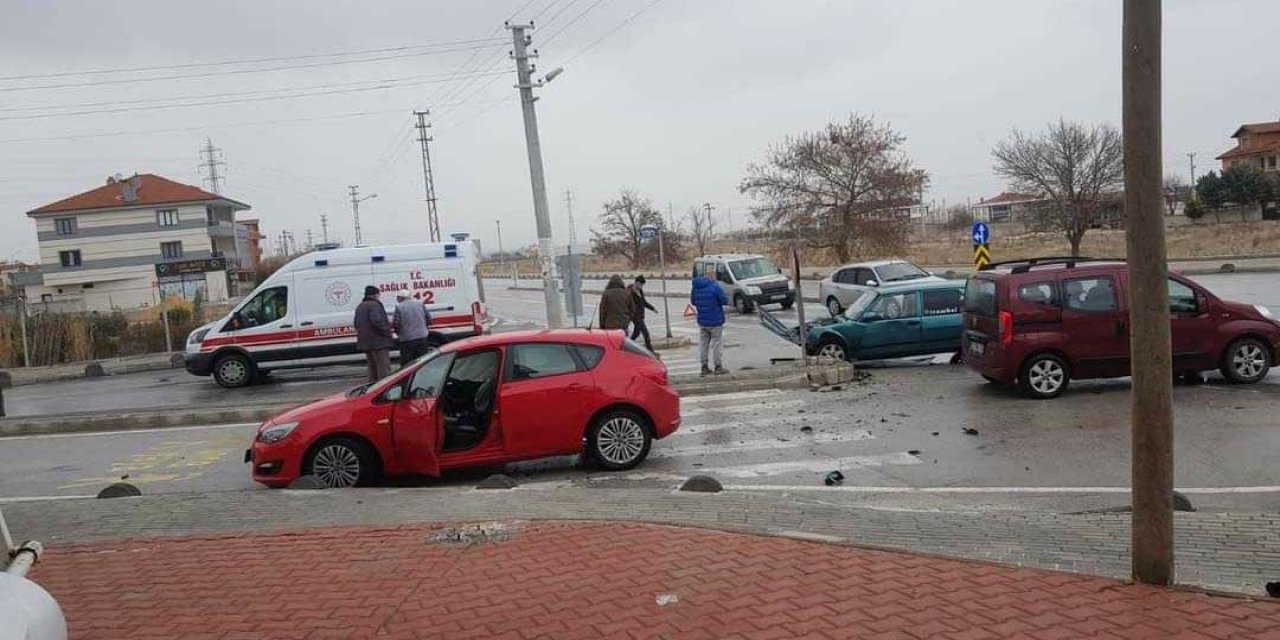 Konya’da iki otomobil çarpıştı: 3 yaralı