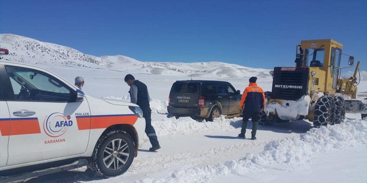 Karaman’da araçları kara saplanan sosyal medya fenomeni kurtarıldı, kayıp arkadaşı aranıyor