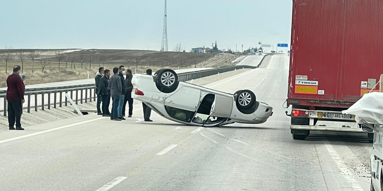 Konya’da otomobil yol ortasına devrildi