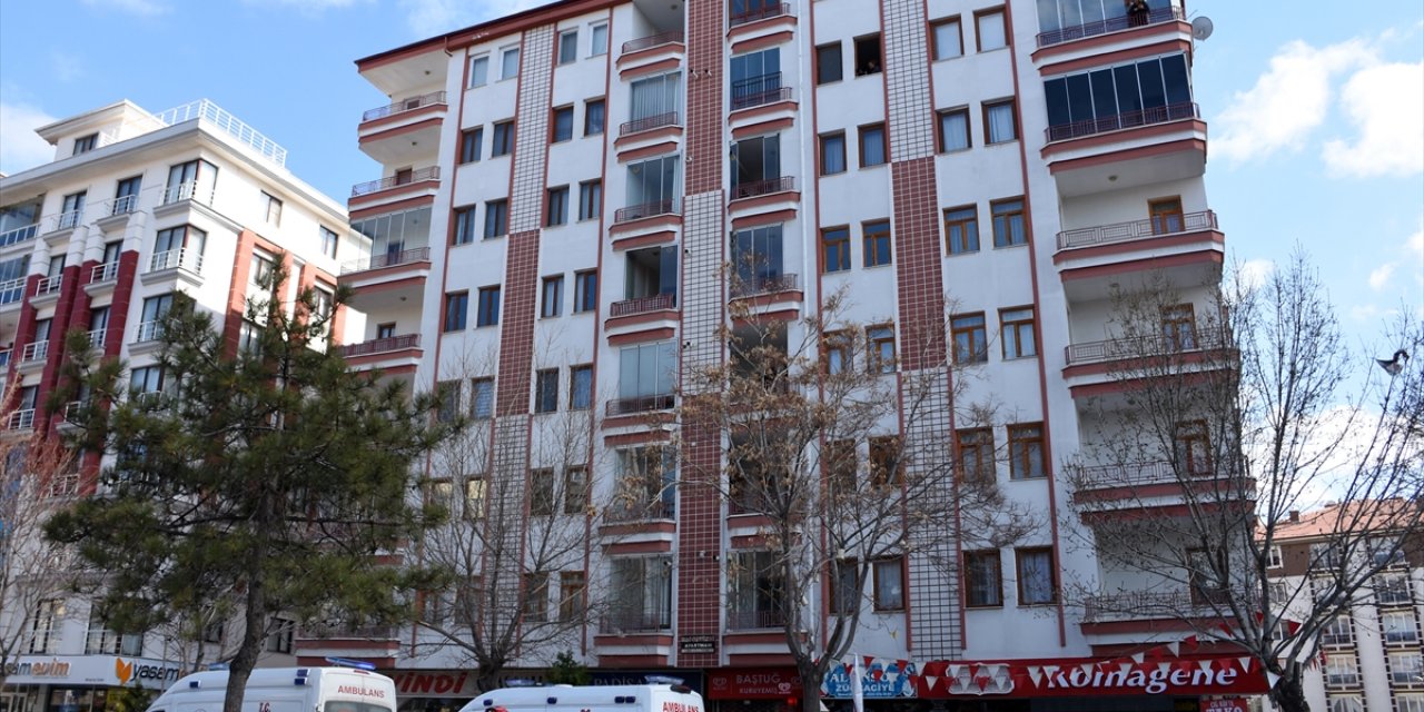 Feci olay! Beşinci kattaki evinin balkonundan düşen yaşlı adam öldü