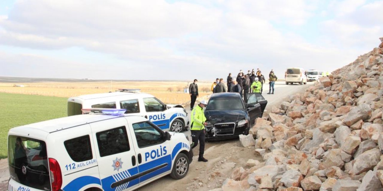 Tüfekle ateş açıp 2 kişiyi vurdular, kaçışları, polis aracına çarpınca son buldu