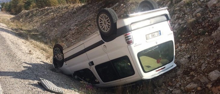 Konya'da hafif ticari araç devrildi: 2 yaralı