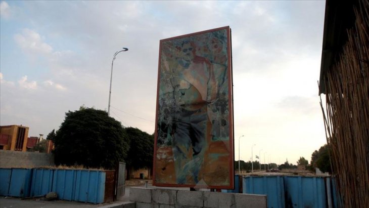 YPG/PKK tahrip ettiği hastane önüne teröristbaşı posteri asmış