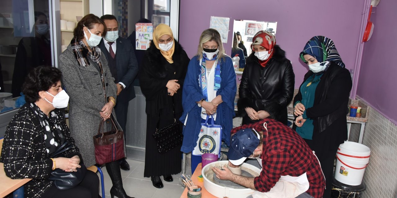 Konya'da protokol eşlerinden özel öğrencilere ziyaret