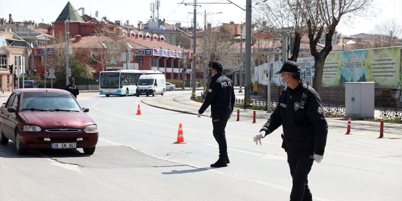 Konya'ya yeniden gelen cumartesi kısıtlamasında polis ekip ekipleri alarmda