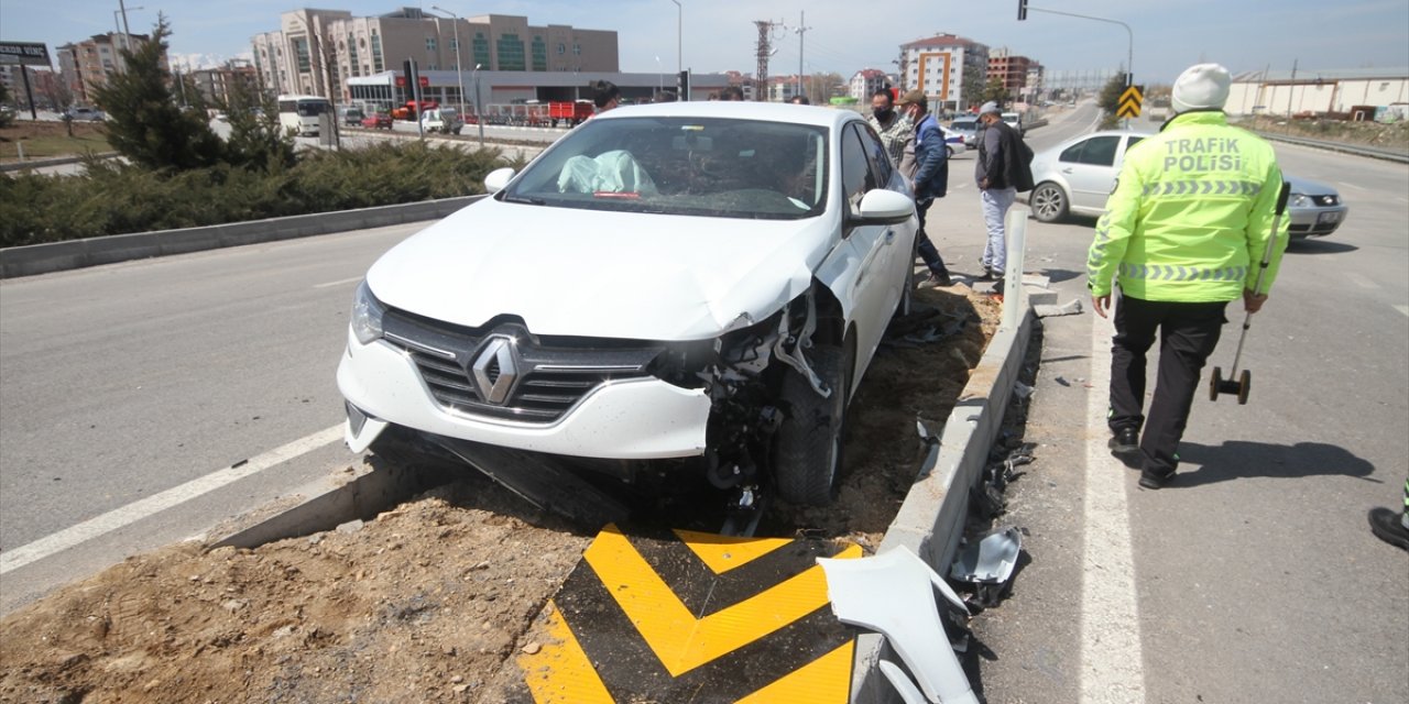 Konya'da çarpışan otomobil ile motosikletin sürücüleri yaralandı