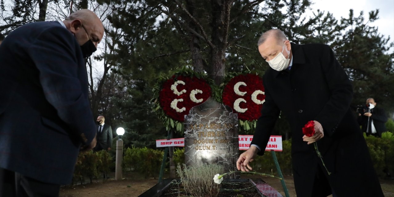 Cumhurbaşkanı Erdoğan'dan Alparslan Türkeş'in anıt mezarına ziyaret