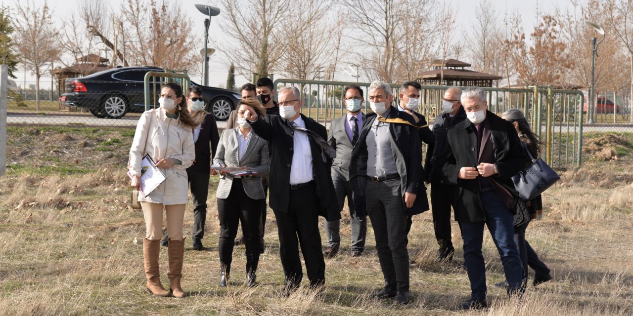 Konya'da yeni bir kampüs oluşturuluyor! Rektör Özçelik arazide incelemelerde bulundu