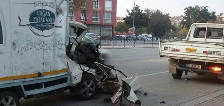 Konya’da iki kamyonet çarpıştı