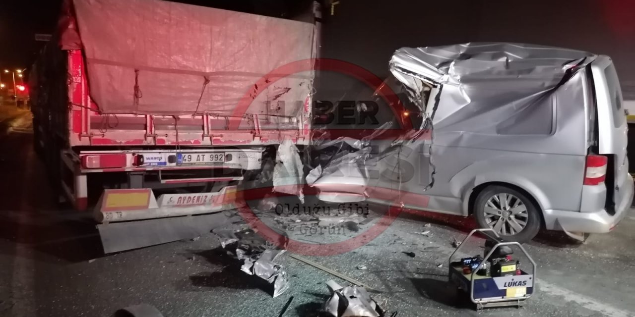 Konya’da feci kaza! TIR’a çarpan minibüsün sürücüsü öldü
