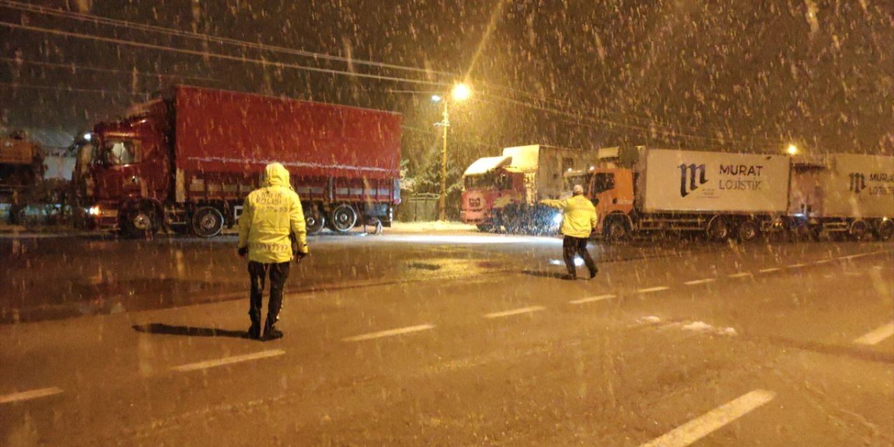 Konya’da Nisan ayında kar yolları kapattı! Alacabel geçit vermiyor