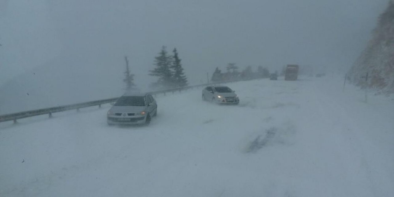 Konya yolunda sürücüler için zorlu saatler! Nisan ayında kar kalınlığı 50 santimetreye ulaştı