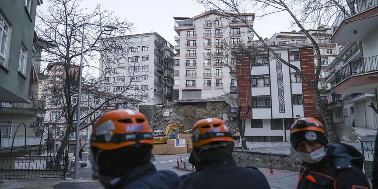 Çökme tehlikesi nedeniyle 8 katlı bina boşaltıldı