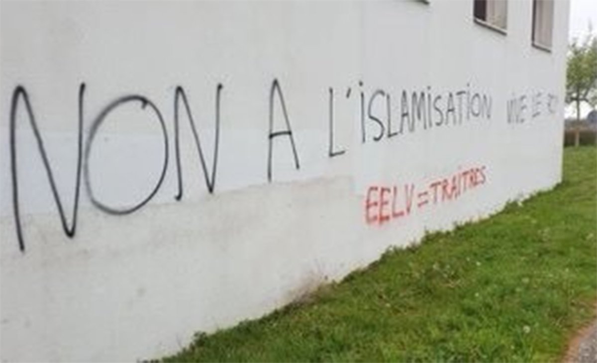 Fransa’da camiye çirkin saldırı: İslam karşıtı yazılar yazıldı!