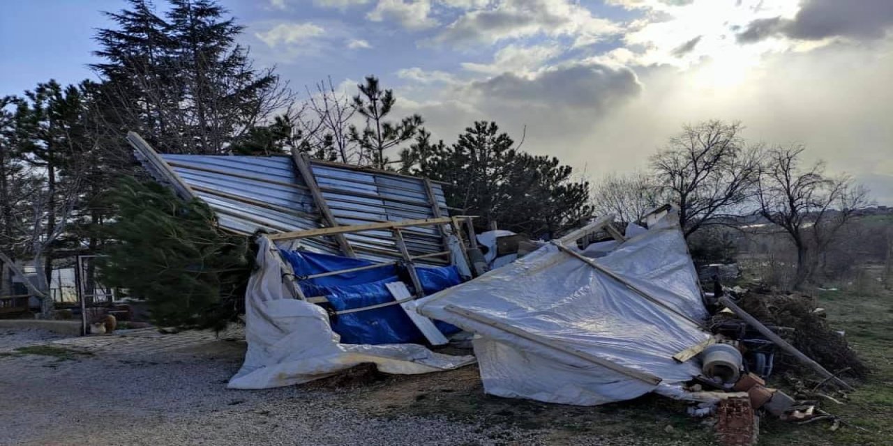 Konya'da fırtına çatıları uçurdu, ağaçları çöktü, çilek seralarına zarar verdi