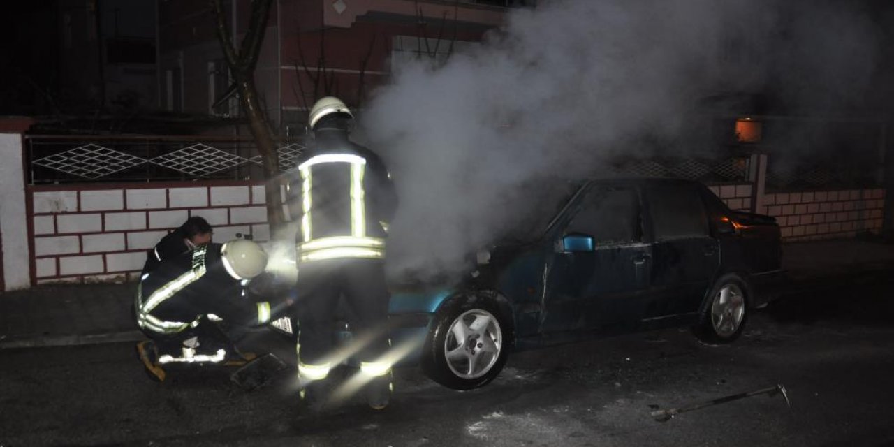 Karaman'da park halindeki otomobil alev alev yandı