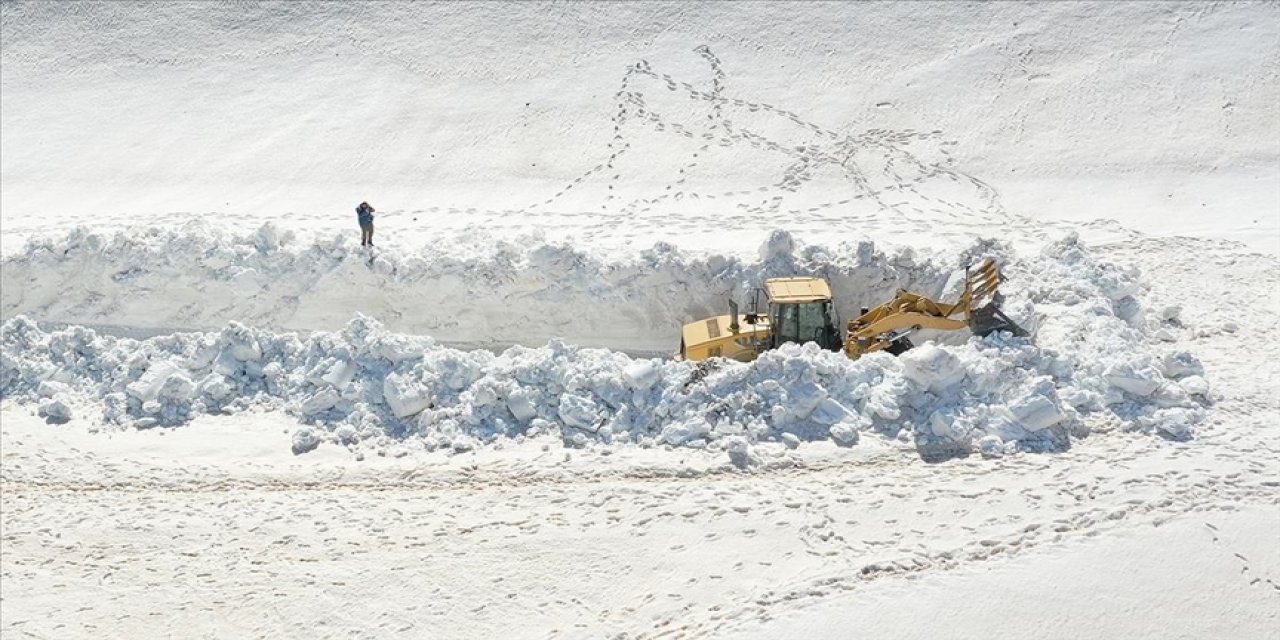 Kar kalınlığının 10 metreyi bulduğu bölgede yol açma çalışmaları sürüyor