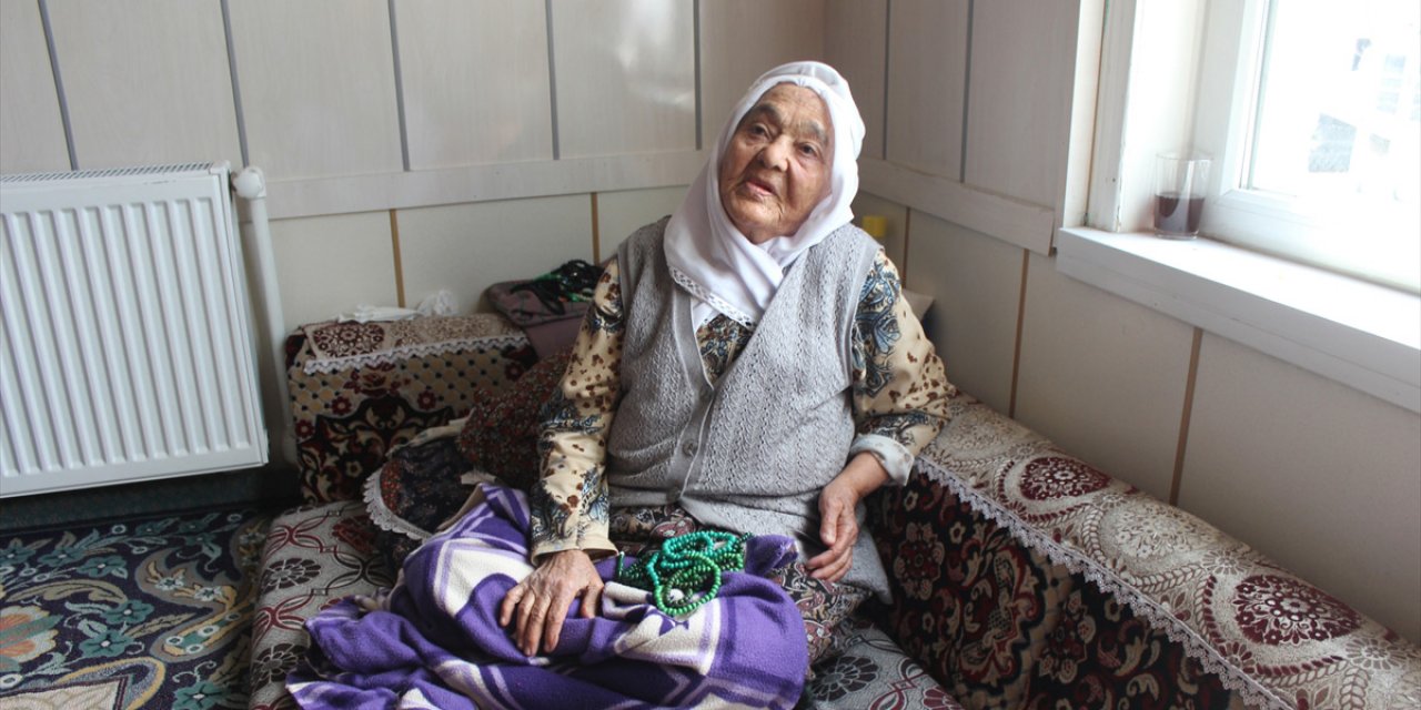 Torununun torununu gören Konyalı Saadet nine 101 yaşında yeni diş çıkardı
