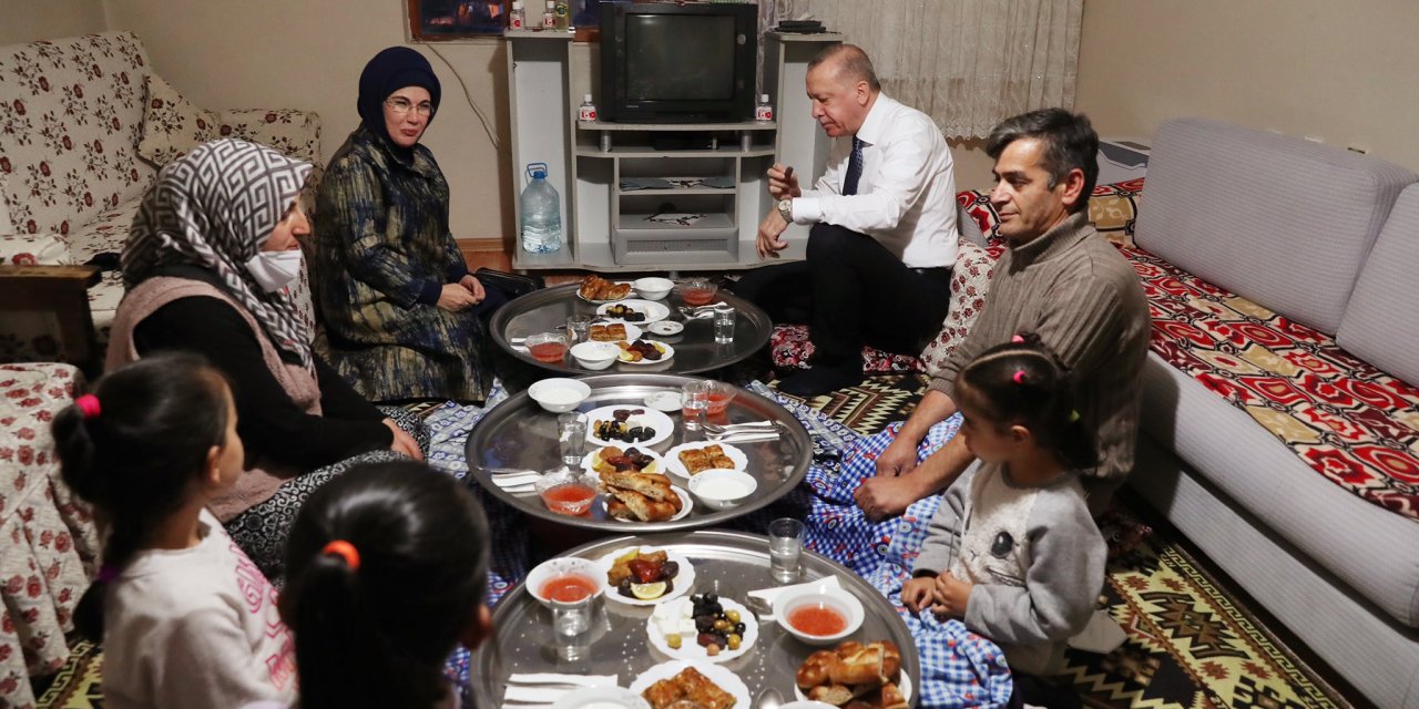 Cumhurbaşkanı Erdoğan, bir vatandaşın evinde iftar yaptı
