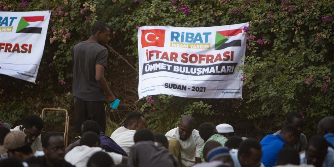 Ribat Vakfı, Sudan'da Uluslararası Afrika Üniversitesinde okuyan 1500 öğrenciye iftar verdi