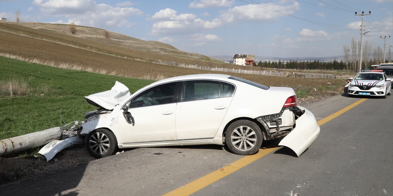 Otomobil elektrik direğine çarptı: 4 yaralı