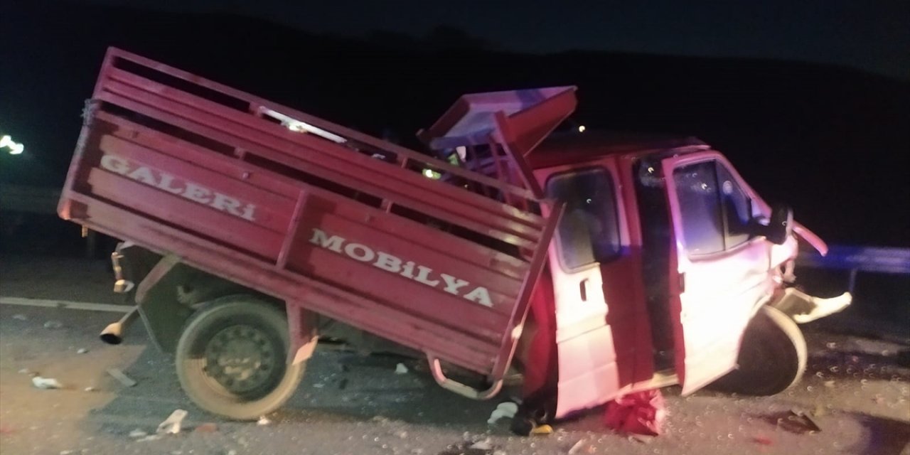 Kamyon, mobilyacı kamyonetiyle çarpıştı: 1 ölü, 4 yaralı