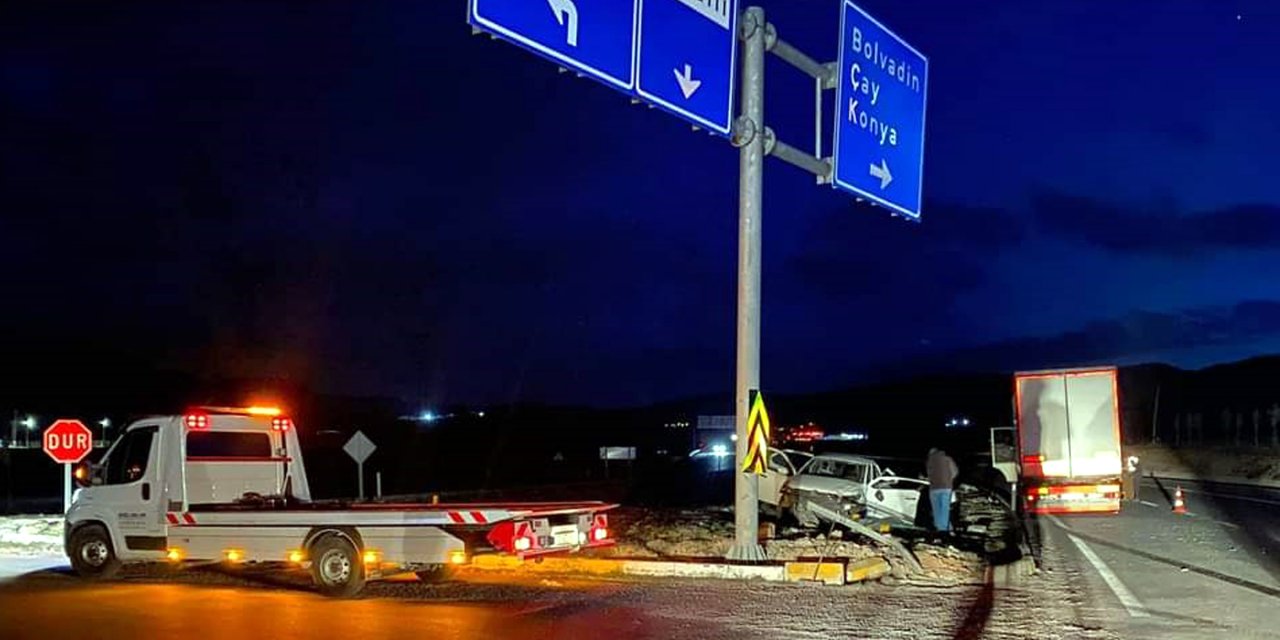 Konya plakalı TIR’la çarpışan otomobildeki 5 kişiden 3’ü öldü