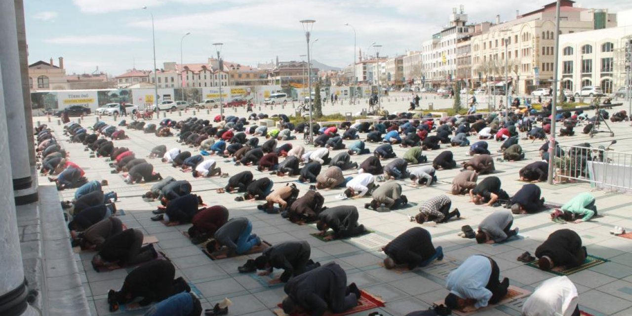 Konya'da Ramazan ayının ilk cuma namazı kılındı