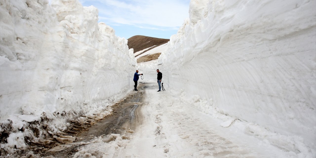 'Turizm cenneti'ne ulaşım için ekiplerin 10 metre kalınlığındaki karla mücadelesi sürüyor