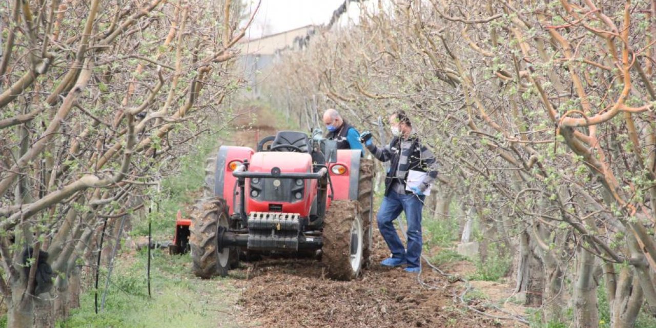 Çiftçi, yardım için geldiği elma bahçesinde çapa makinesine sıkışıp öldü