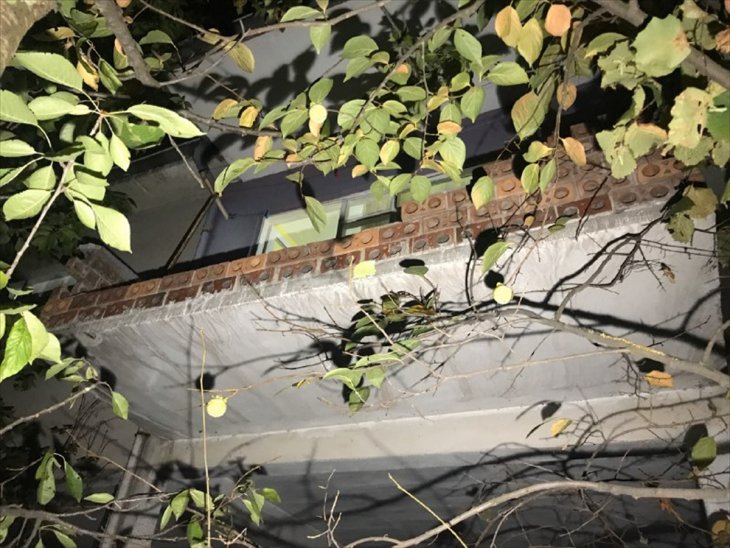 Halı silkelerken balkon duvarı yıkıldı