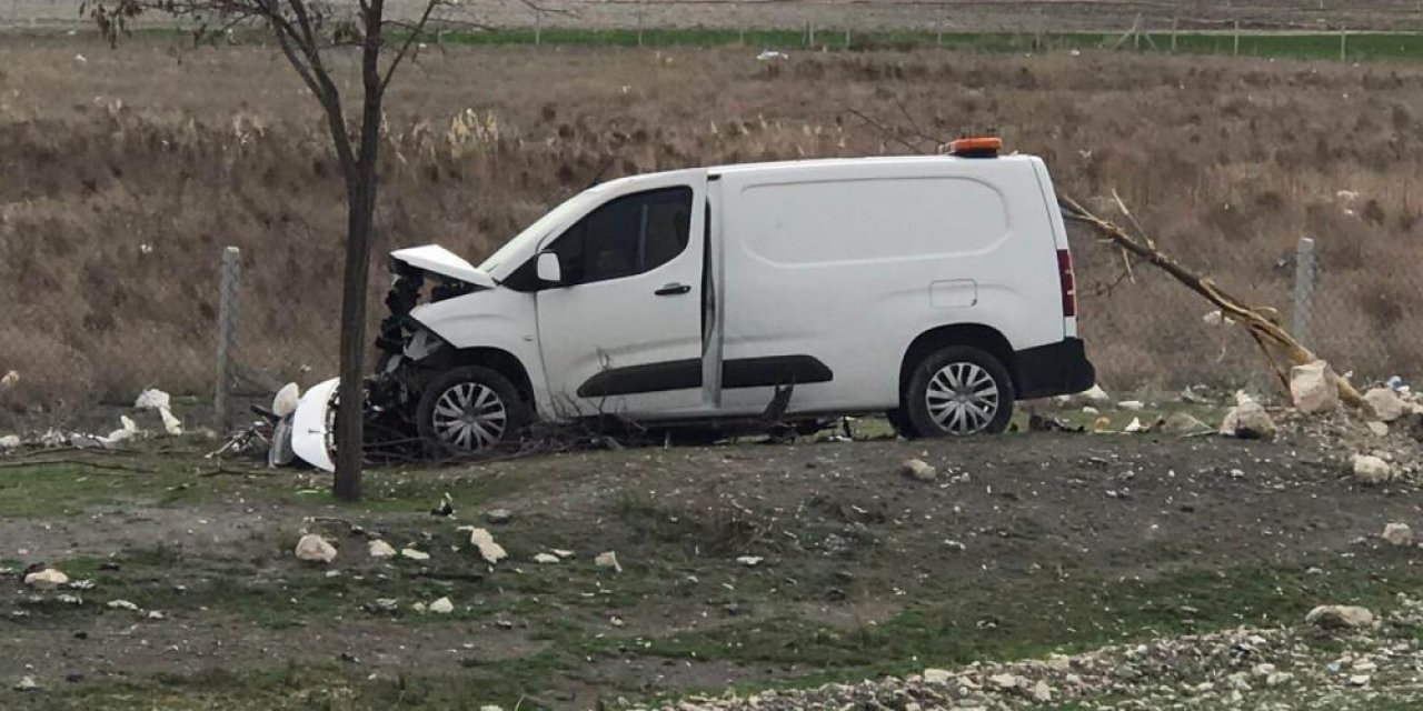 Konya'da kontrolden çıkan hafif ticari araç ağaca çarptı