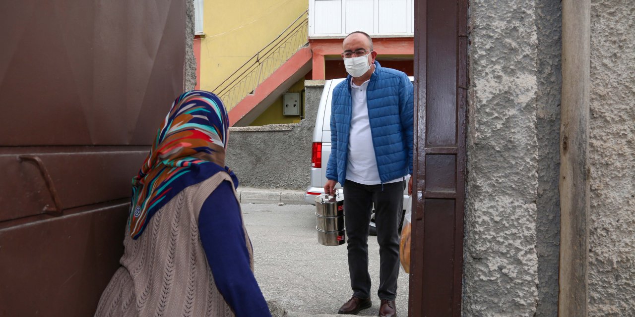 Başkan Kavuş iftar vakti sıcak yemek dağıtımına çıktı