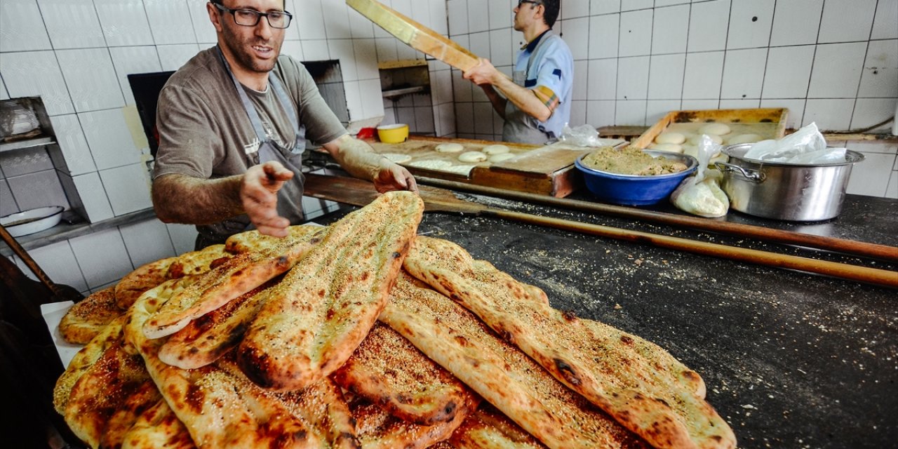 Konyalı pide ustaları iftar sofralarını lezzetlendiriyor