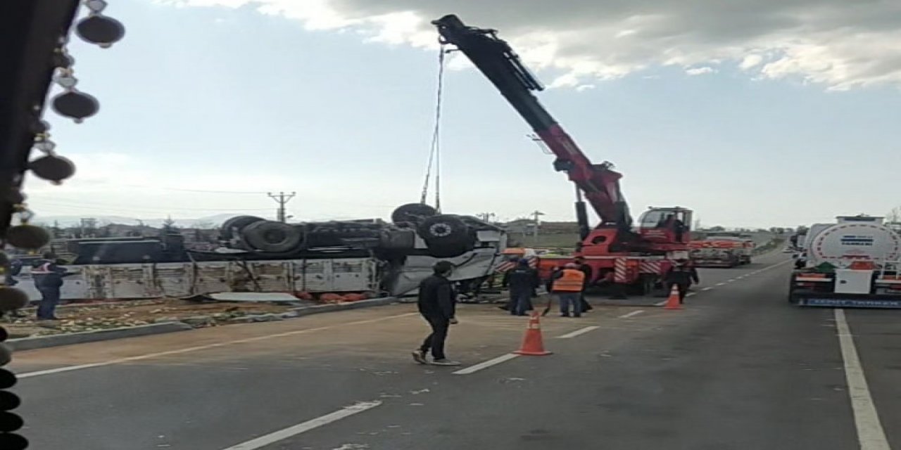 Konya’da soğan yüklü TIR devrildi, sürücü hayatını kaybetti