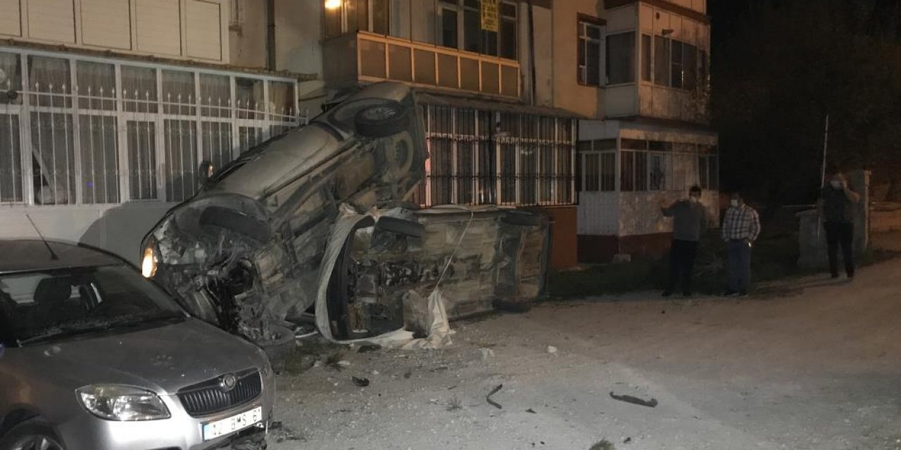 Konya'da alkollü sürücü dehşeti! Karşı şeride geçti, ağaçları devirdi, iki araç ile apartmana çarptı