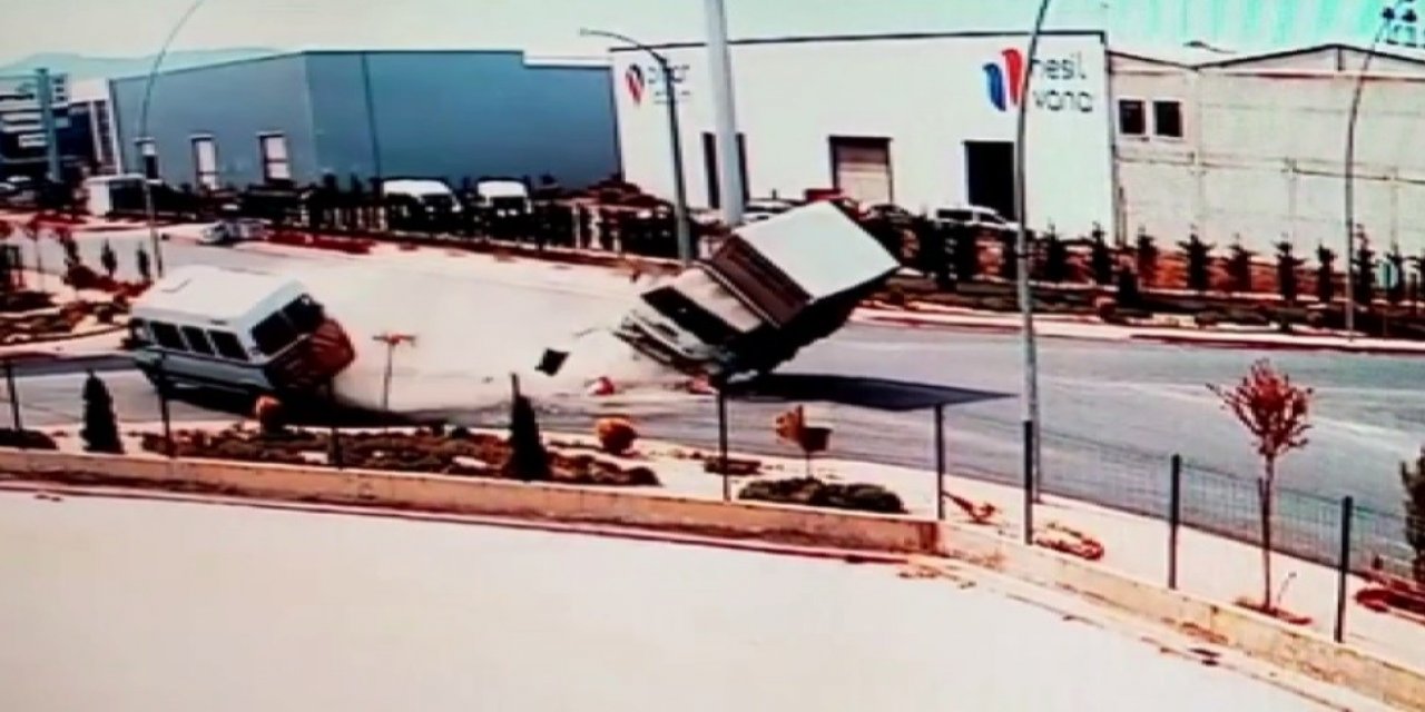Konya’daki kaza anı kamerada! Kamyonet ve minibüs böyle devrildi