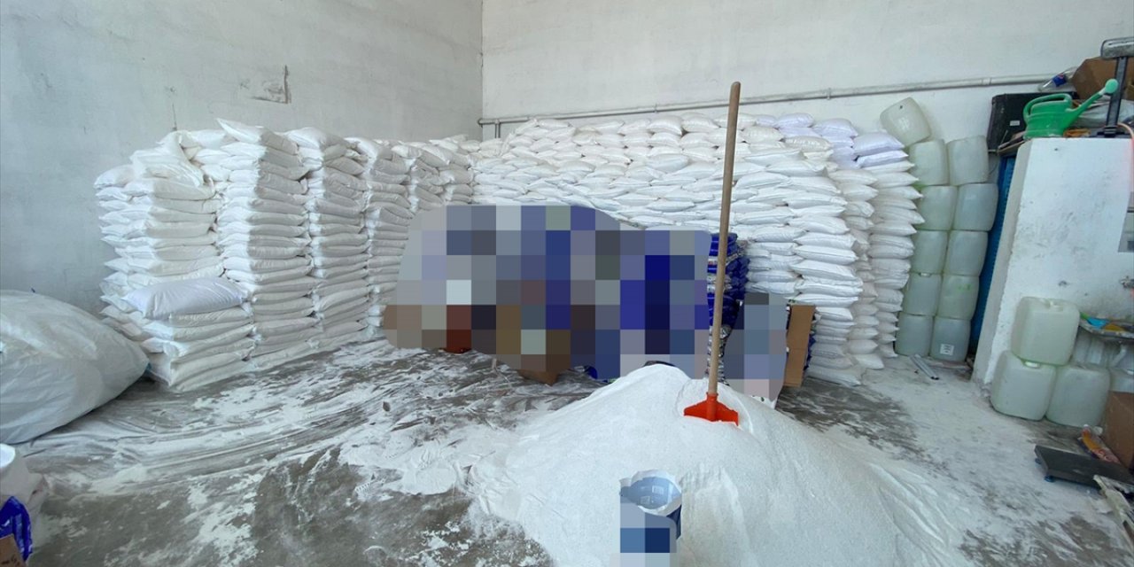 Konya'da tanınmış markaların paketlerine doldurulmuş tonlarca sahte deterjan ele geçirildi