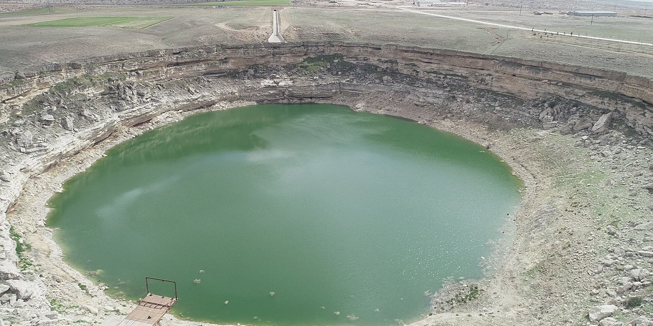 Kuraklık ve bilinçsiz sulama nedeniyle Konya'daki bu gölde su seviyesi 8 metre düştü