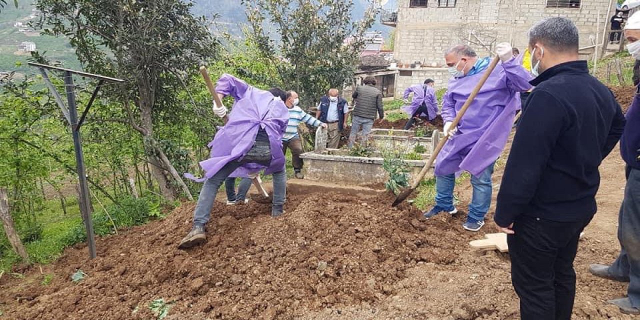 Koronavirüs tedavisi gören baba ile kızı 3 saat arayla hayatını kaybetti