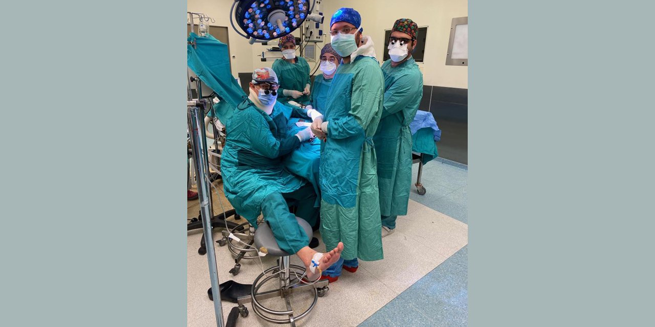 Operasyonda fenalaşan doktor, ayağına serum takıp ameliyatı tamamladı
